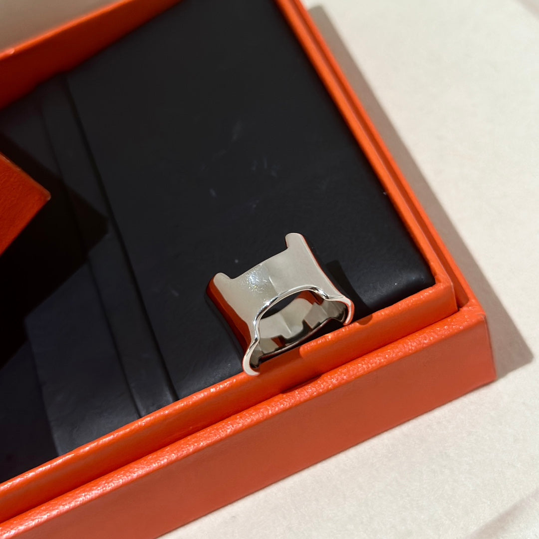 18K Amazone Large Hermes Ring