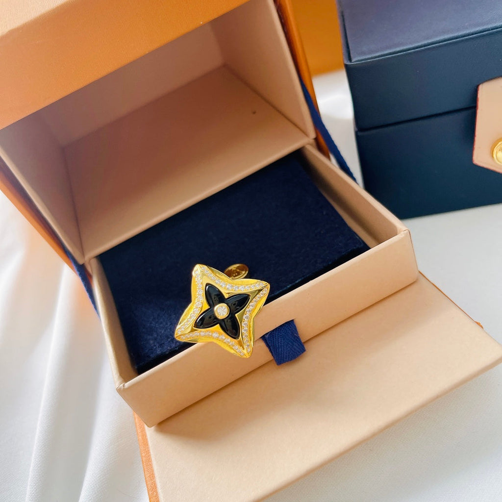 18K Louis Vuitton Ever Blossom Ring
